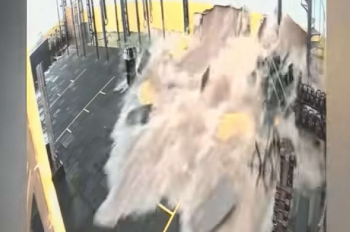 VÍDEO mostra enxurrada destruindo parede de academia de crossfit