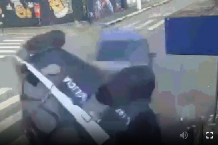VÍDEO mostra viatura policial capotando após batida em SP