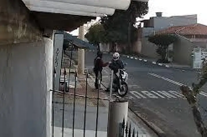 VÍDEO: mulher é assassinada em ponto de ônibus durante assalto
