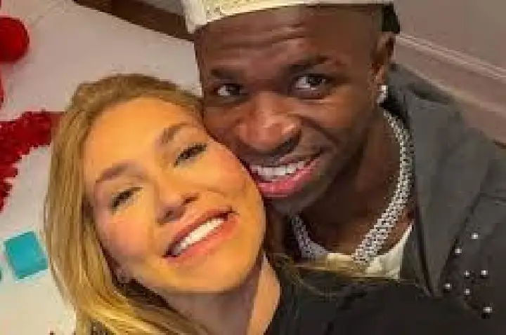 Virginia Fonseca e Vini Jr. assumem namoro com post romântico