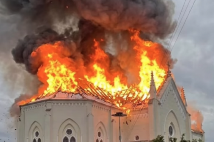'Virou tudo cinza', diz frei sobre incêndio em igreja centenária