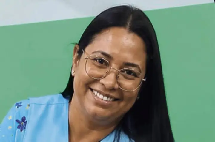 Vítima de ataque de aluno em escola é velada na própria casa
