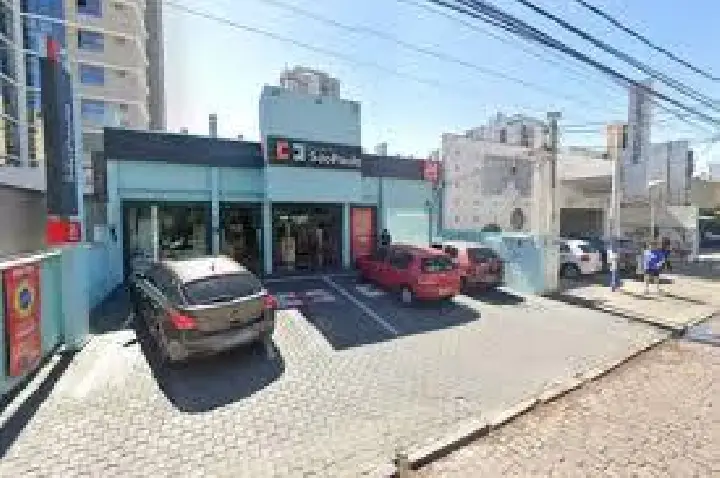 Vítima reage e esfaqueia ladrão em farmácia