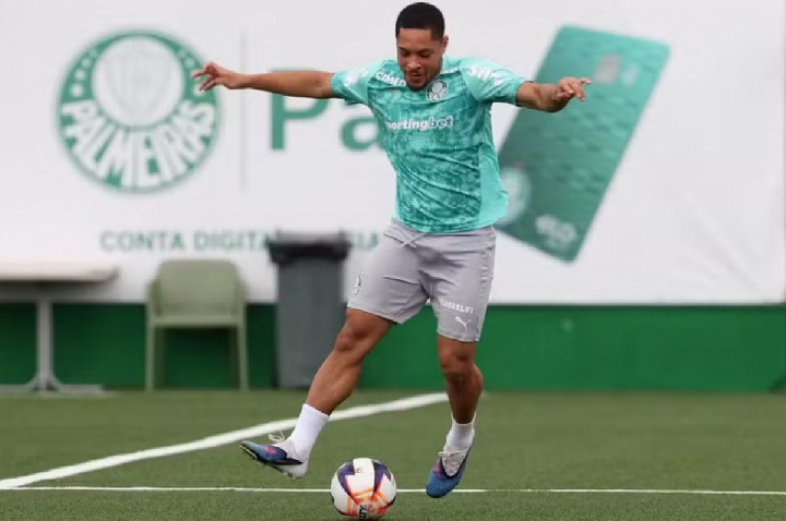 Vitor Roque treina separado e corre para se recuperar à final