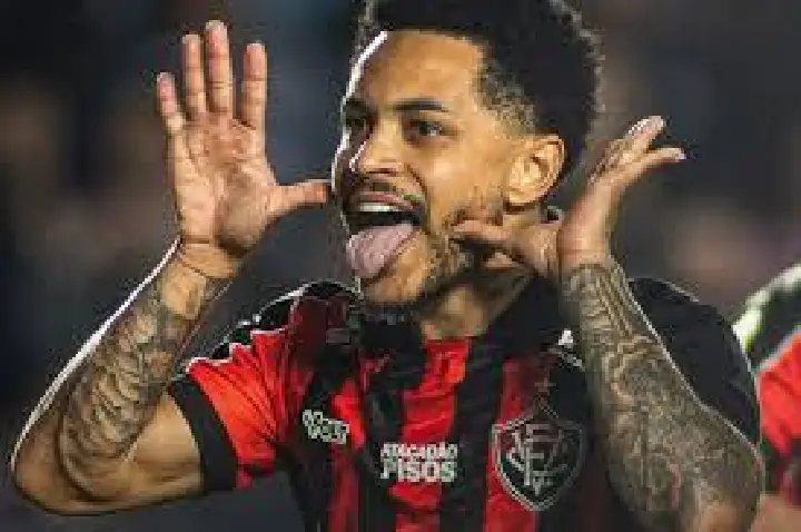 Vitória bate Santos em noite de VAR e embola briga contra Z4