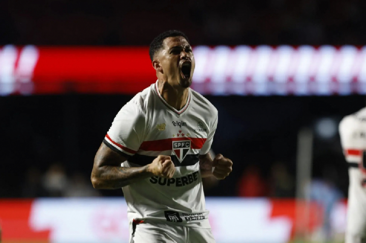 Vitória de virada sobre o Flamengo ameniza crise no São Paulo