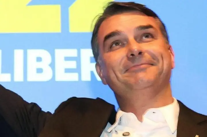 'Vocês vão parar no tempo?', diz Flávio Bolsonaro sobre filme