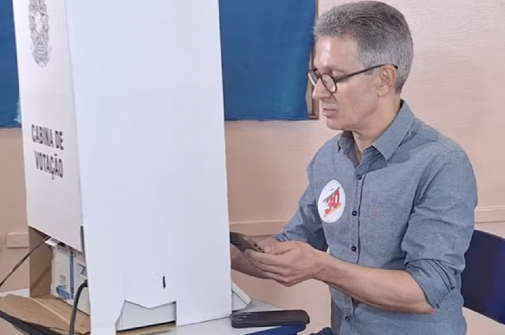 Zema quebra regra e vota com celular na cabine em MG