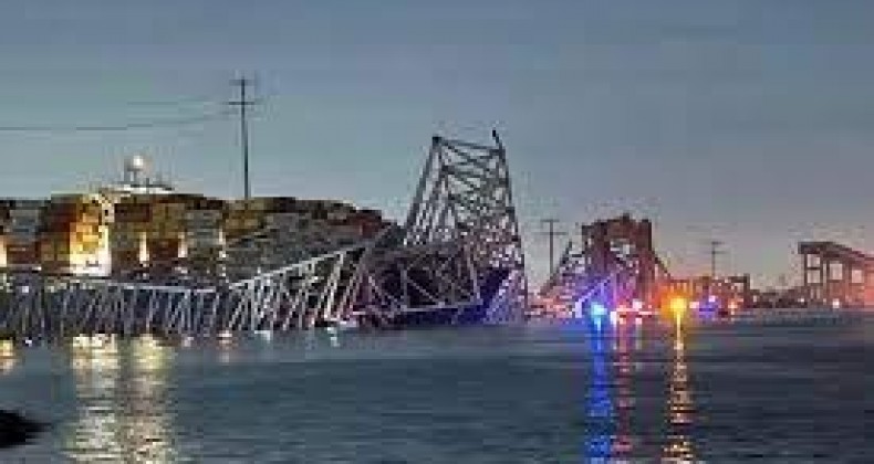 EUA: ponte desaba após ser atingida por navio; VÍDEO