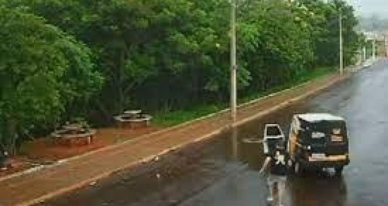 Homem corre atrás de carro e evita acidente na região de Bauru; VÍDEO