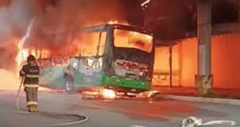 Ônibus são incendiados em Santos; prefeito desabafa e pede 'basta' na violência; ASSISTA