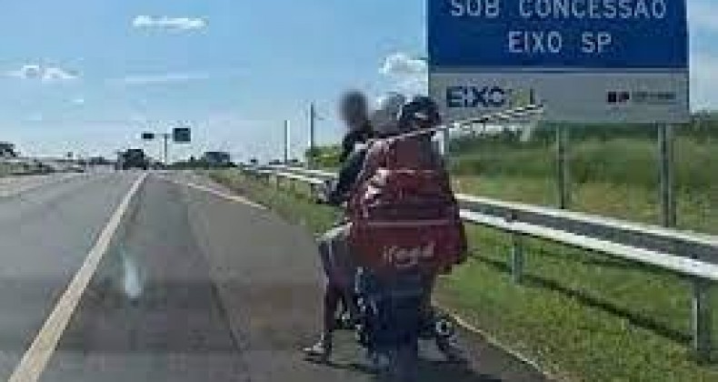 Polícia Rodoviária aborda motocicleta com 3 ocupantes, um deles sem capacete, na região