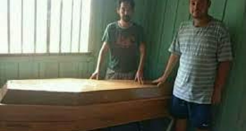 VÍDEO: Genro dá caixão de presente para o sogro, que põe urna funerária no meio da sala