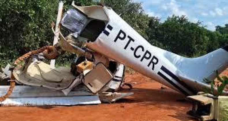 Avião com drogas parte ao meio durante pouso forçado na região de Bauru