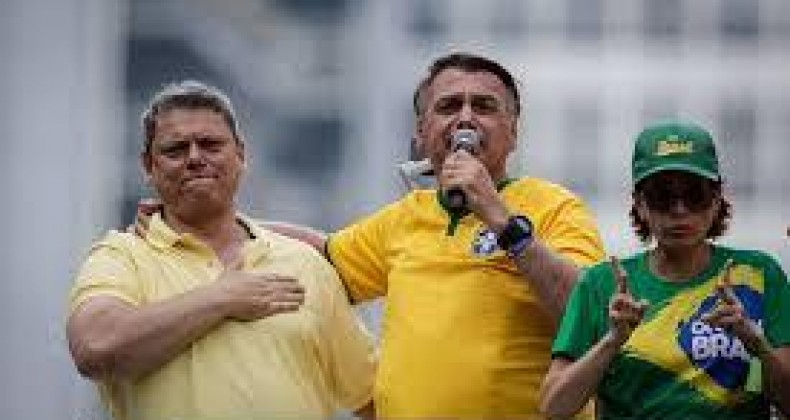 Tarcísio abraça lema ideológico após virar herdeiro de Bolsonaro