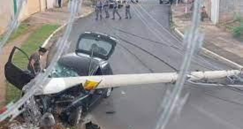 Em 24h, Bauru registra terceira colisão seguida entre carro e poste