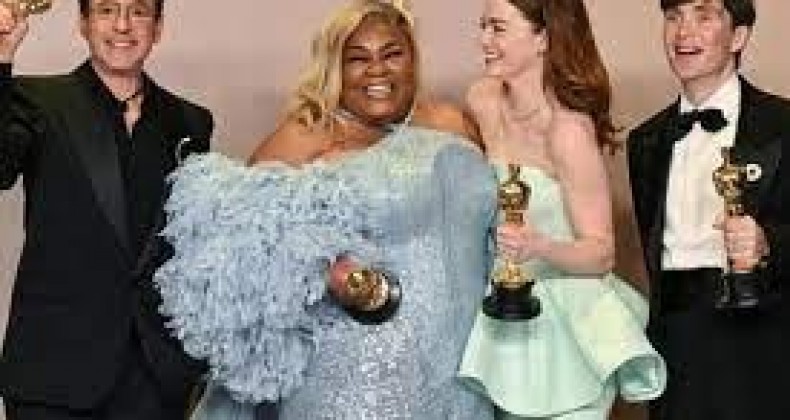 Oscar consagra 'Oppenheimer' e Emma Stone como atriz; veja os vencedores