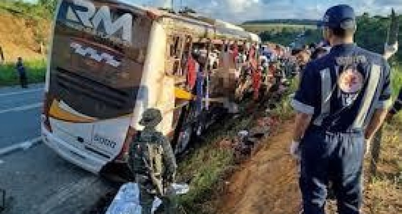 Acidente com ônibus de turismo deixa 8 mortos e 23 feridos na Bahia