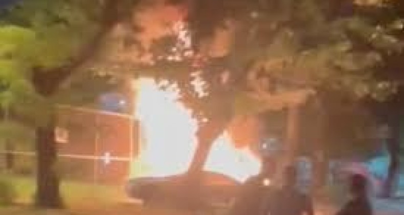 Após perseguição e batida, carro pega fogo e bandidos pedem ajuda à PM para escapar