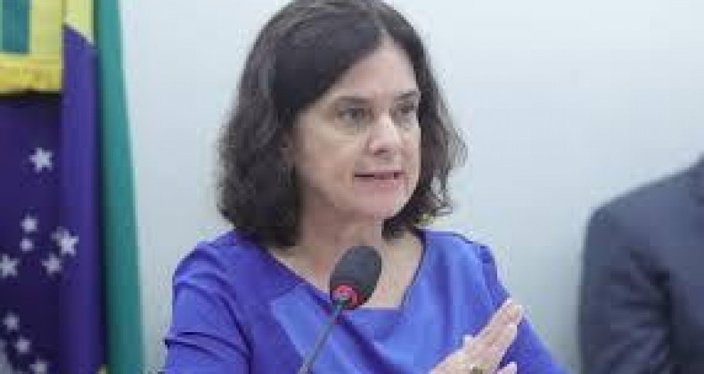 Ministra cita negacionismo ao comentar baixa adesão à vacina da dengue