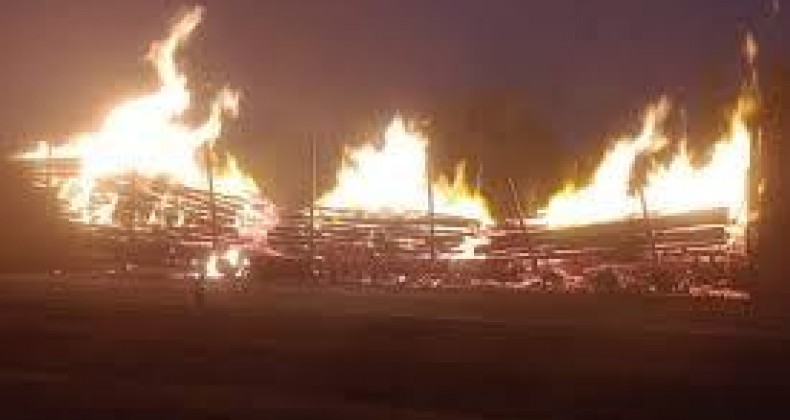 Treminhão carregado com 70 toneladas de madeira é destruído por incêndio em Bauru