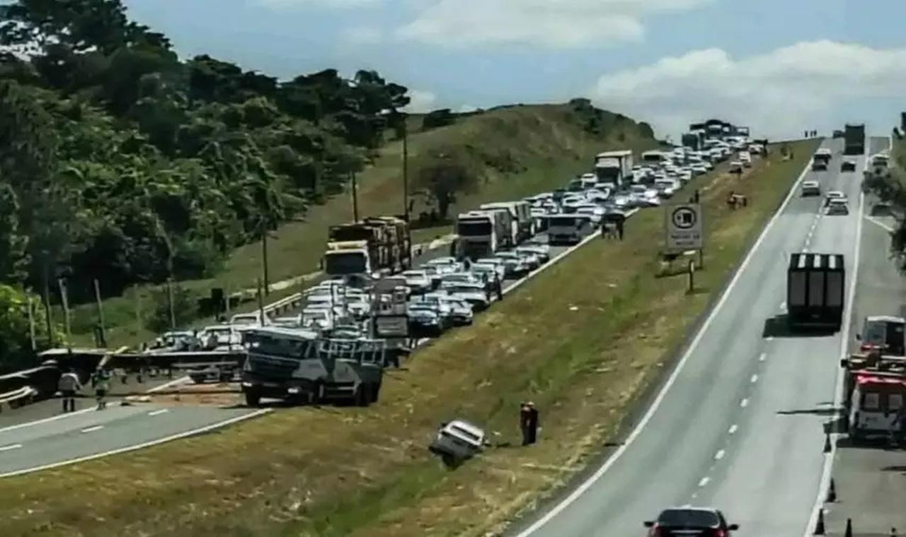 Acidente com bitrem provoca congestionamento na Marechal Rondon