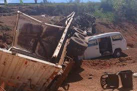 Carreta despenca em ribanceira e condutor sofre lesões graves