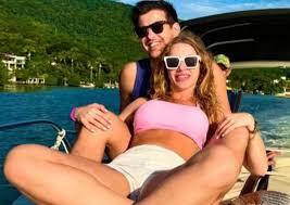 Casal sai do carro para trocar pneu e morre atropelado