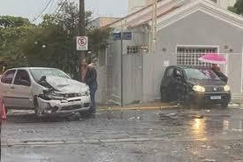 Chuva: acidente entre carros deixa vítima em cruzamento de Bauru