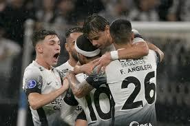 Corinthians vence no sufoco com um a menos e entra na briga