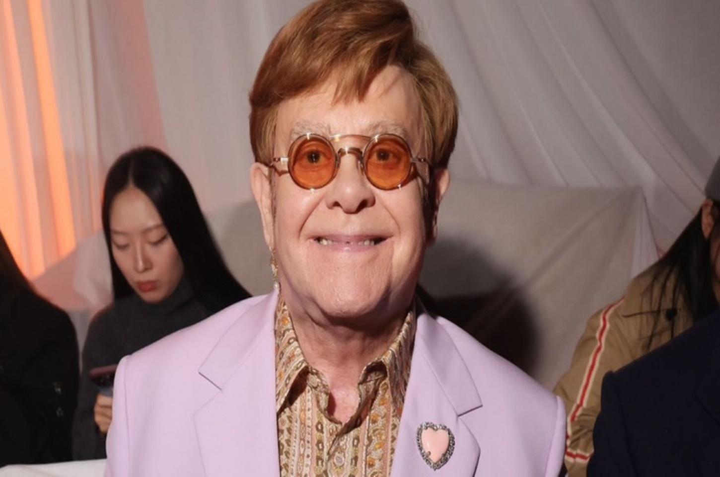 Elton John desabafa: problema na visão o impede de ver filhos jogando