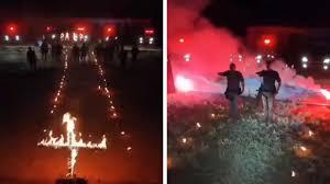 Em VÍDEO, PMs de Rio Preto queimam cruz e erguem o braço