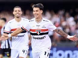 Ferreirinha brilha outra vez e São Paulo vence Santos no Morumbis