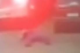 Homem embriagado cambaleia e tem cabeça atingida por ônibus