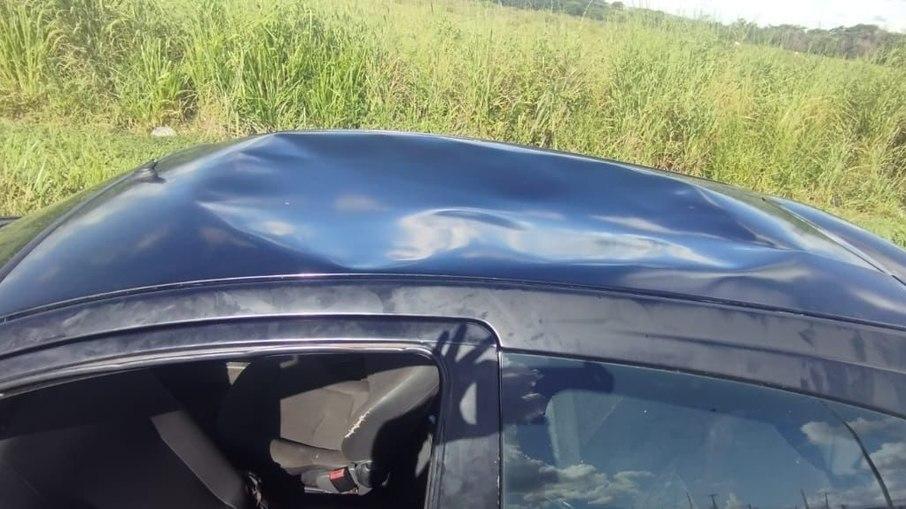 Homem embriagado viaja sobre teto de carro em Goiás