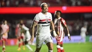 Luciano brilha e São Paulo vence Náutico de virada