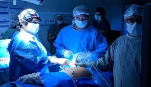 Médicos retiram útero da mãe e operam bebê com malformação