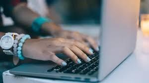 Menina de 12 anos é induzida à automutilação via chat online