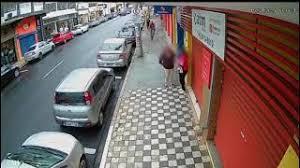 Mulher quase tem celular roubado no Centro de Bauru; VÍDEO