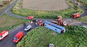 Ônibus tomba na MG-223: ao menos 10 mortos