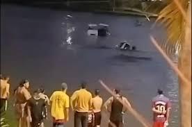 Pedalinho afunda com pai e filho durante passeio no lago; VÍDEO