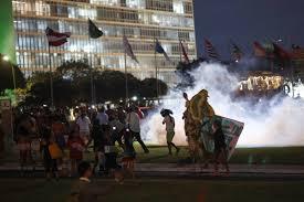 Polícia recebe marcha de indígenas com bombas de gás no Congresso