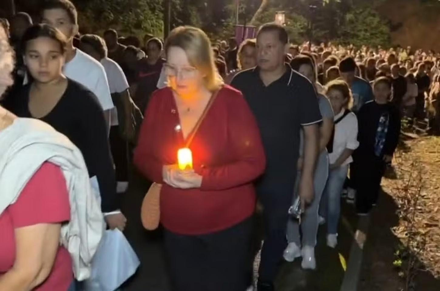Sexta-feira Santa: milhares de fiéis se reúnem para percorrer a Via Sacra no Morro do Cruzeiro, em Aparecida