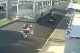 Adolescente de 16 anos morre após cair de moto e ser atropelado