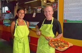 Chef cozinha corpo de homem com legumes para encobrir assassinato