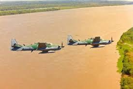 Com aviões da Embraer, FAB intercepta aeronave com 200kg de skunk