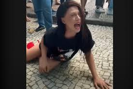 Em Copa, fãs jogam fraldas na areia e passam fome por Lady Gaga