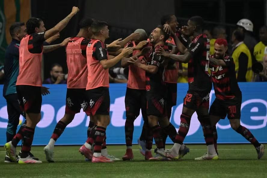 Flamengo vence o Palmeiras no Allianz Parque e encurta distância para a liderança do Brasileirão