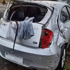 Homem tenta socorrer feridos e tem carro roubado por um deles