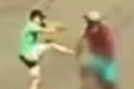 Idoso é espancado ao ser gentil com casal que caiu de bike; VÍDEO